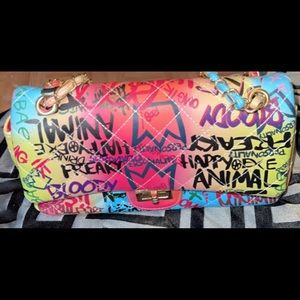 Hello Shoppers. I am selling this Beautiful Handbag . Hope Someone Purchase It.